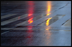 Reflejos en la calzada. Amanecer lluvioso por González-Alba
