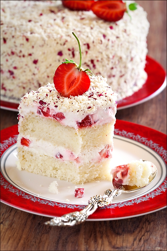 Strawberry, Rose petals and white chocolate cake
