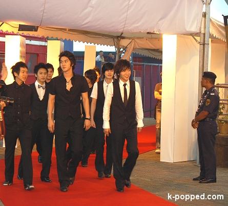 suju arriving on the red carpet
