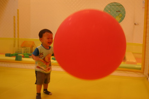 你拍攝的 愛買:兄弟一起玩跳跳氣球屋 5。