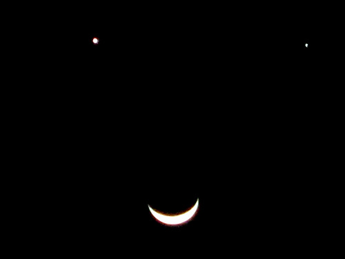 Moon is smiling tonight by @fi.