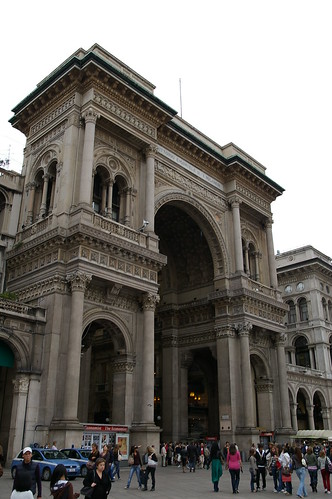 米蘭大教堂旁的商圈
