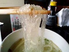 sopa chinesa: macarrão transparente e legumes