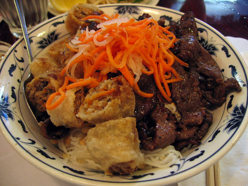 Grilled beef with imperial rolls and rice noodles