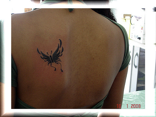 tatuagem borboleta tribal nas