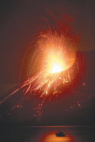 8일 인도네시아 크라카타우 화산에서 불꽃이 튀며 용암이 분출되고 있다. 크라카타우 섬에서는 1883년 대규모 화산 폭발로 주민 수천 명이 숨지고 섬의 3분의 2가 사라졌다. 다시 화산활동이 활발해지자 주민들은 이 화산을 ‘아나크 크라카타우(크라카타우의 아들)’로 부르며 두려워하고 있다.