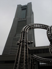 Tentacle metàl·lic i Landmark Tower