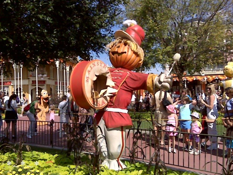 IMG00926-Disney-Halloween-Magic-Kingdom-deco-drummer-scarecrow