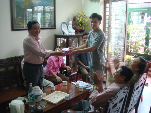 chính quyền địa phương đến trao quà mừng tân binh Nguyễn Tiến Trung ngày thứ tư 27/02/2008