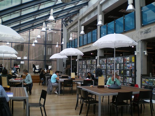 Sala de lectura de la Biblioteca Publica de Delf en Holanda