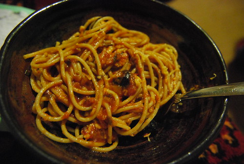 Whole wheat spaghetti with tomato sauce and cured olives