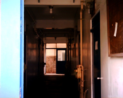 【写真】VQ1005で撮影した通りすがりのアパートの廊下