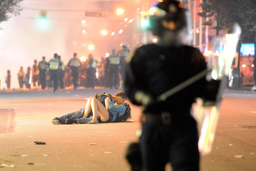 Vancouver riot-kissing couple