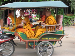 Ook monniken laten zich rijden