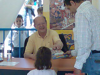 Francisco Ibañez firmando cómics en la Feria del Libro