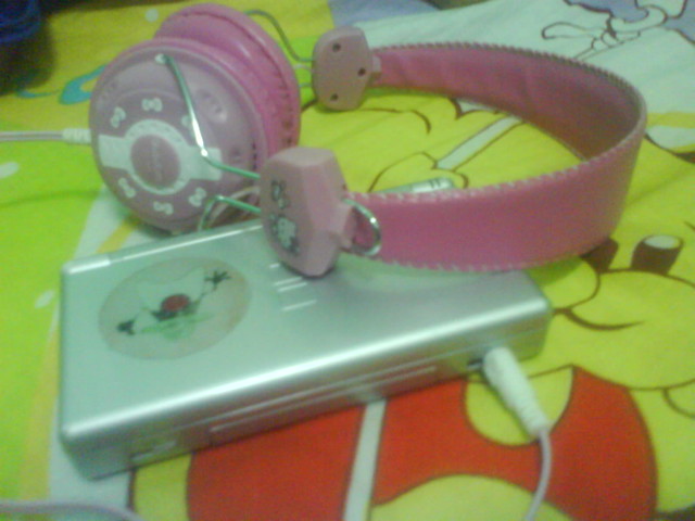 Hello Kitty headphones!!! Got them at last :D