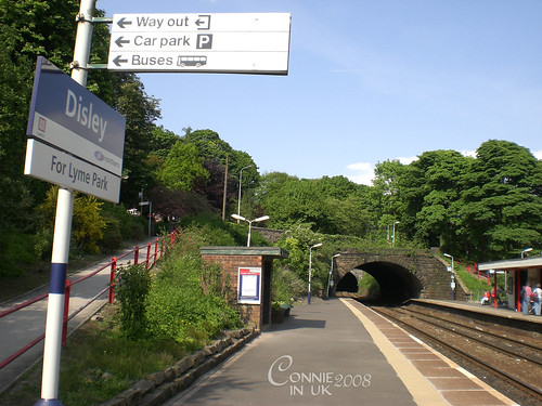 Disley 火車站，還寫著 For Lyme Park 生怕旅客過站般。