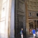 Mau all'ingresso del Pantheon