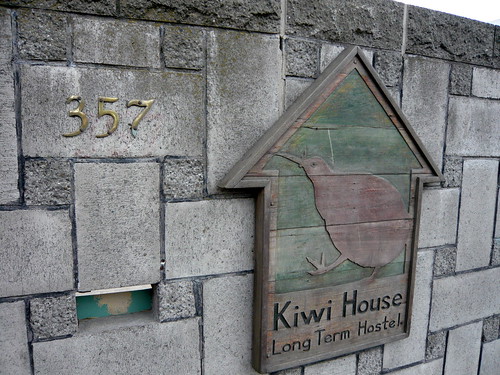 Small Kiwi House招牌