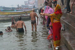 早朝のガンジス河。沐浴する人々。