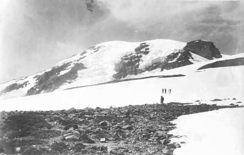 Mazamas near summit of Mt. Rainier