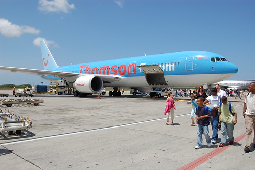 ThomsonFly Boeing 767-300 at Punta Cana por watchaircraftvideos.com.