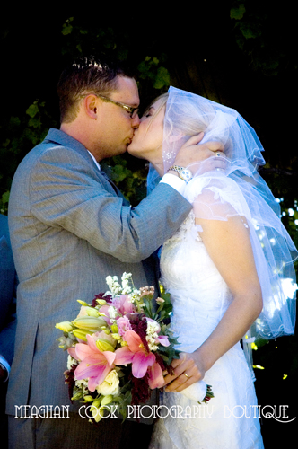the kiss - geelong wedding photographer