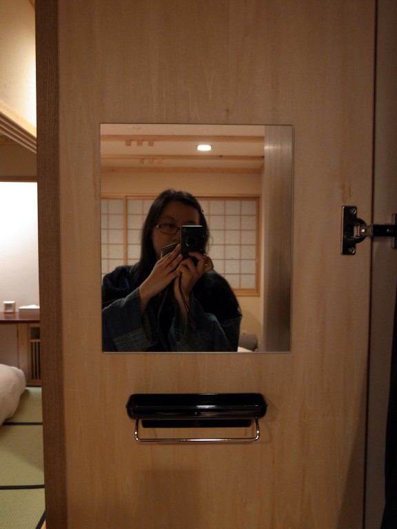 鏡子上的小置物櫃