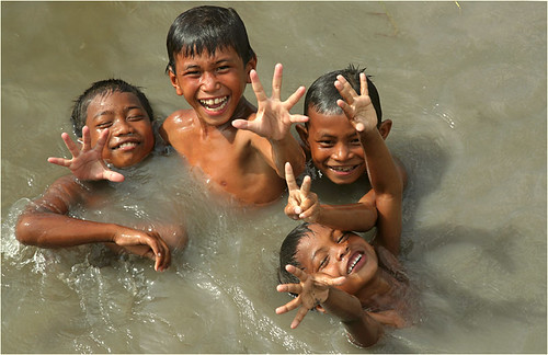 Children-Battambang by kinginexile.