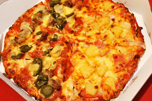 domino's pizza / spicy deluxe & tropical
