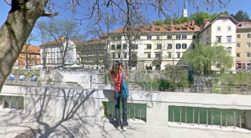 Klopce ob Ljubljanici na Hribarjevem nabrežju – pod Dvornim trgom