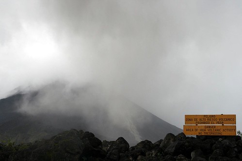Petita erupció al volcà Arenal