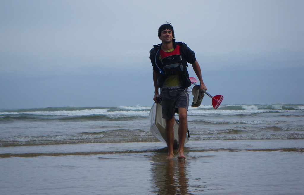 Iván entrando en la playa de Oriñón.