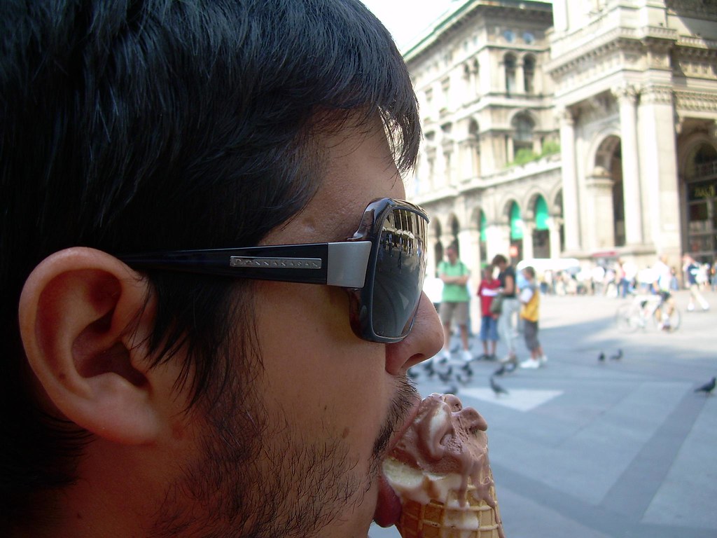 Comiendo un gelato de chocolate en Milán