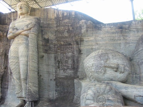 Twee van de drie boeddha's in Gal Vihara