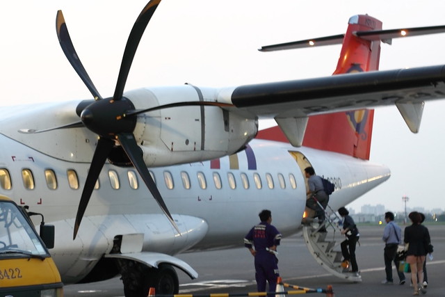 復興航空 ATR-72-500(B-22810) 登機偷拍一下!