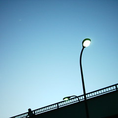 【写真】ミニデジで撮影した歩道橋と街灯