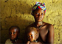 Malaria Jebbeh Amara y sus dos hijos viven en Sierra Leona (Katrina Manson)