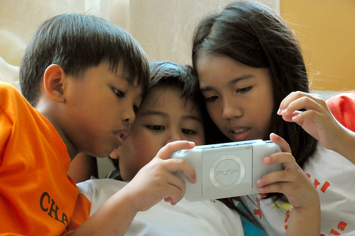  electronic game, handheld PSP, boys, girl, trio, playing Buhay Pinoy Philippines Filipino Pilipino  people pictures photos life Philippinen  playstation    