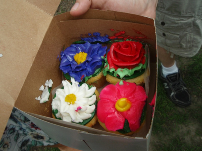 Flower cupcakes at Cupcakes Take the Cake picnic