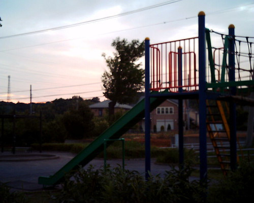 【写真】VQ1005で撮影した夕暮れの公園（滑り台）