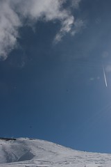 噴煙と飛行機雲