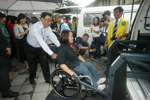 廖了以部長出席『永達車行幸福路』復康巴士捐贈記者會，擔任身障者「愛的推手」