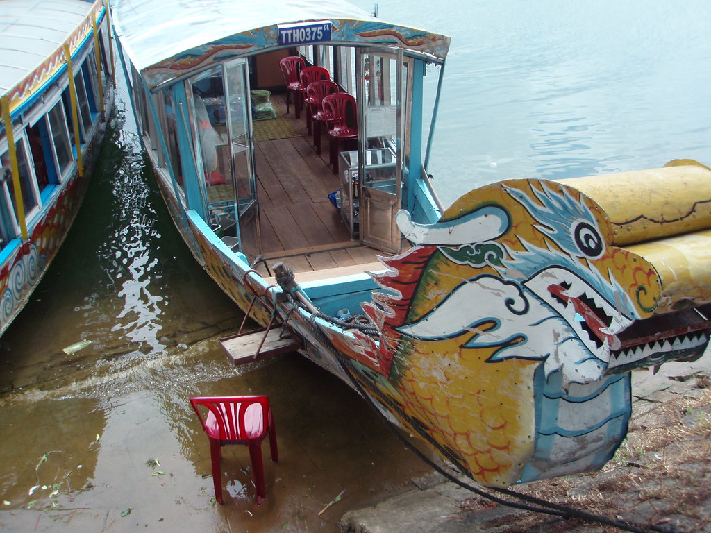 Embarcación típica del río Perfume en Hue