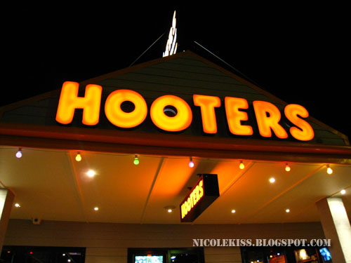 hooters gold coast