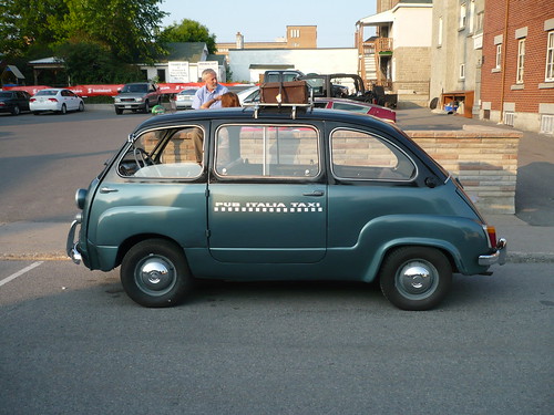 A photo I took in June 2008 of another Fiat 600 Multipla taxi advertising