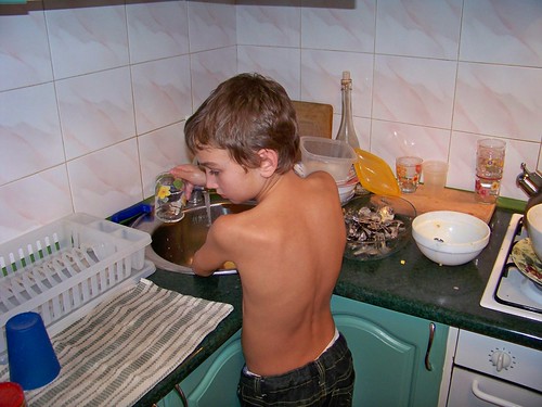 Maxime washing the dishes