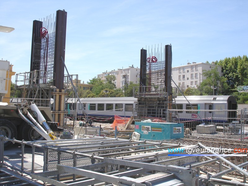 La future passerelle en construction en gare d'Aix-en-Provence enjambera les deux voies principales lors de sa mise en service pour la réouverture au service voyageurs en décembre 2008.