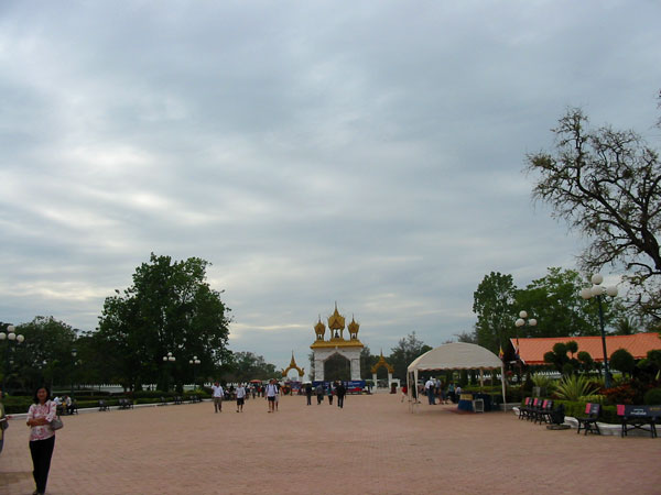 Комплекс Пха Тхат Луанг. Pha That Luang Golden Stupa.