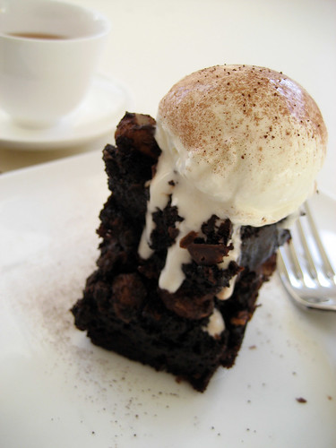 Luxurious Chocolate Brownies with Macadamia Nuts ~ 豪華巧克力布朗尼蛋糕